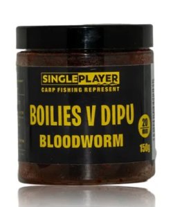 SINGLEPLAYER Boilies v dipu Bloodworm 150g 20mm SINGLEPLAYER Boilies v dipu Bloodworm 150g 20mm