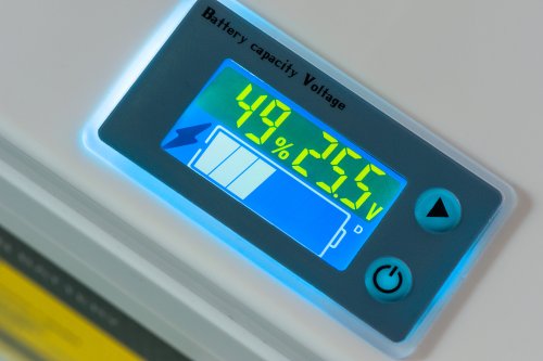 Lithiová baterie M-CELL 24V 100Ah + 20A nabíječka
