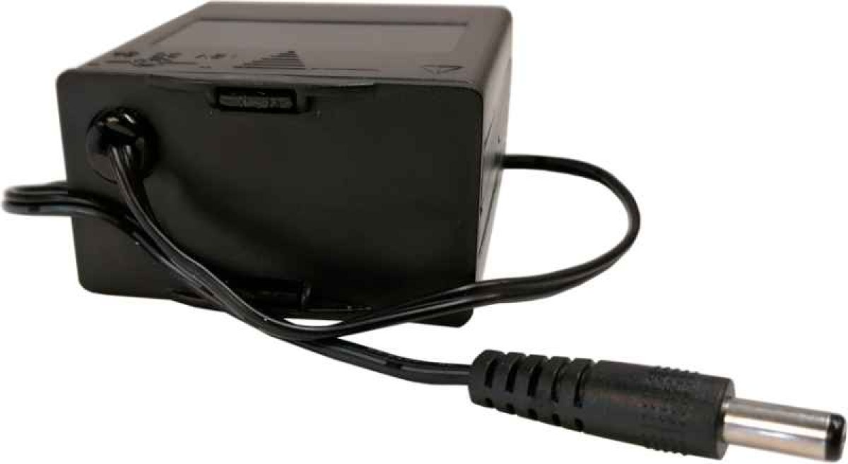 Držák na 8xAA/12V baterie s napájecím konektorem