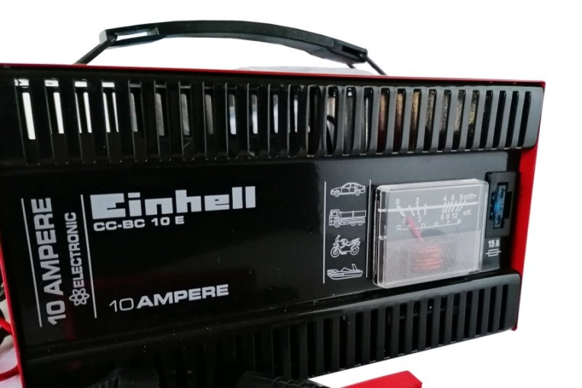 Elektronická nabíječka akumulátorů 12V / max. 6A