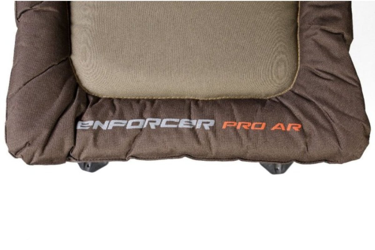 Kreslo Enforcer Pro XL je dodáván s přenosným pouzdrem